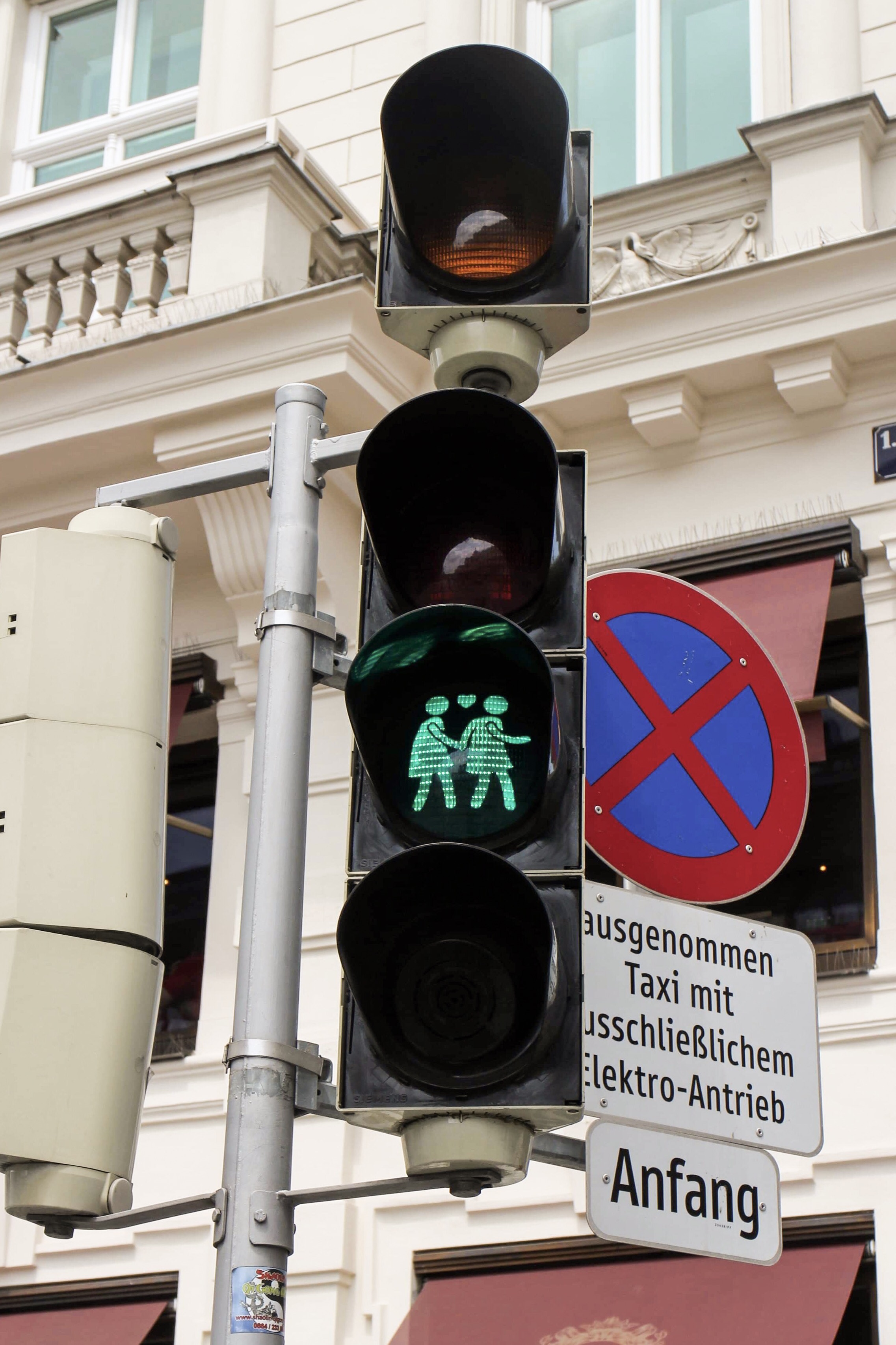 Three Perfect Days in Vienna: Vienna crossing lights