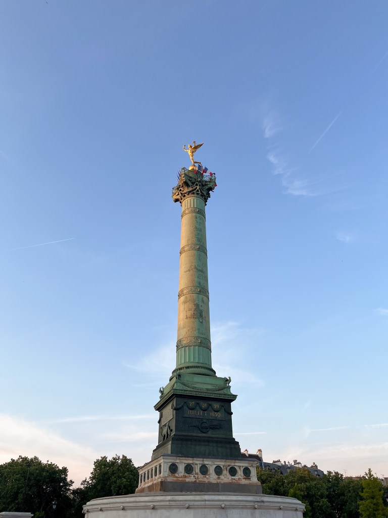 the column in the middle of place de bastille against an evening sky